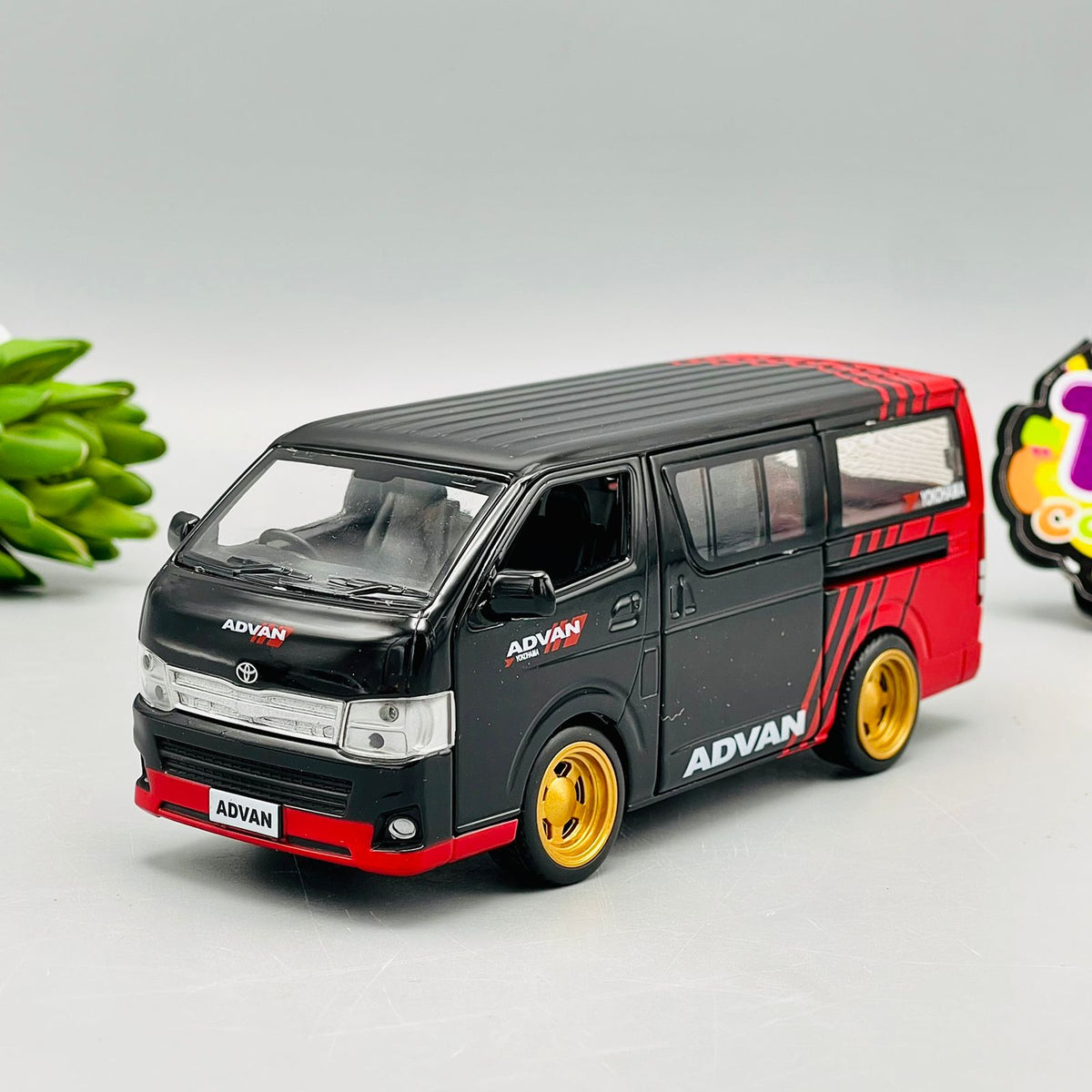 1:32 Diecast Toyota Hiace H200