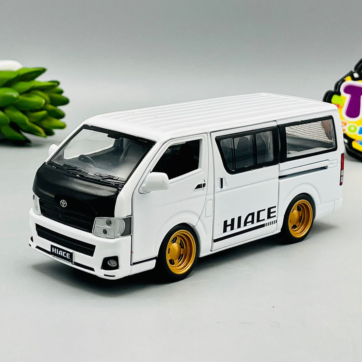 1:32 Diecast Toyota Hiace H200