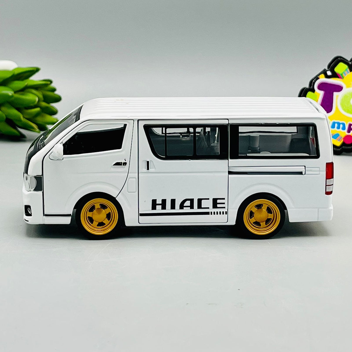 1:32 Diecast Toyota Hiace H200