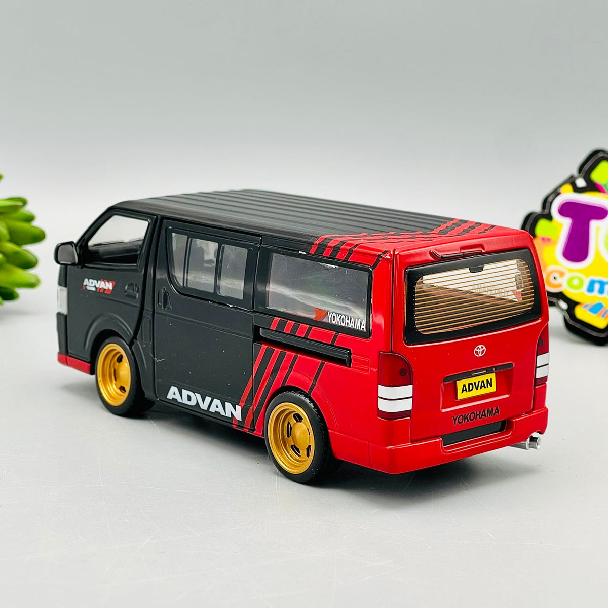 1:32 Diecast Toyota Hiace H200