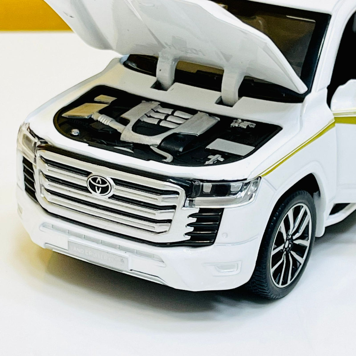 1:32 Diecast Land Cruiser LC300 With Miniature