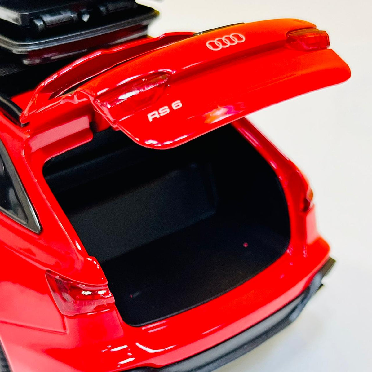 1:24 Diecast Audi RS6 Travel Edition