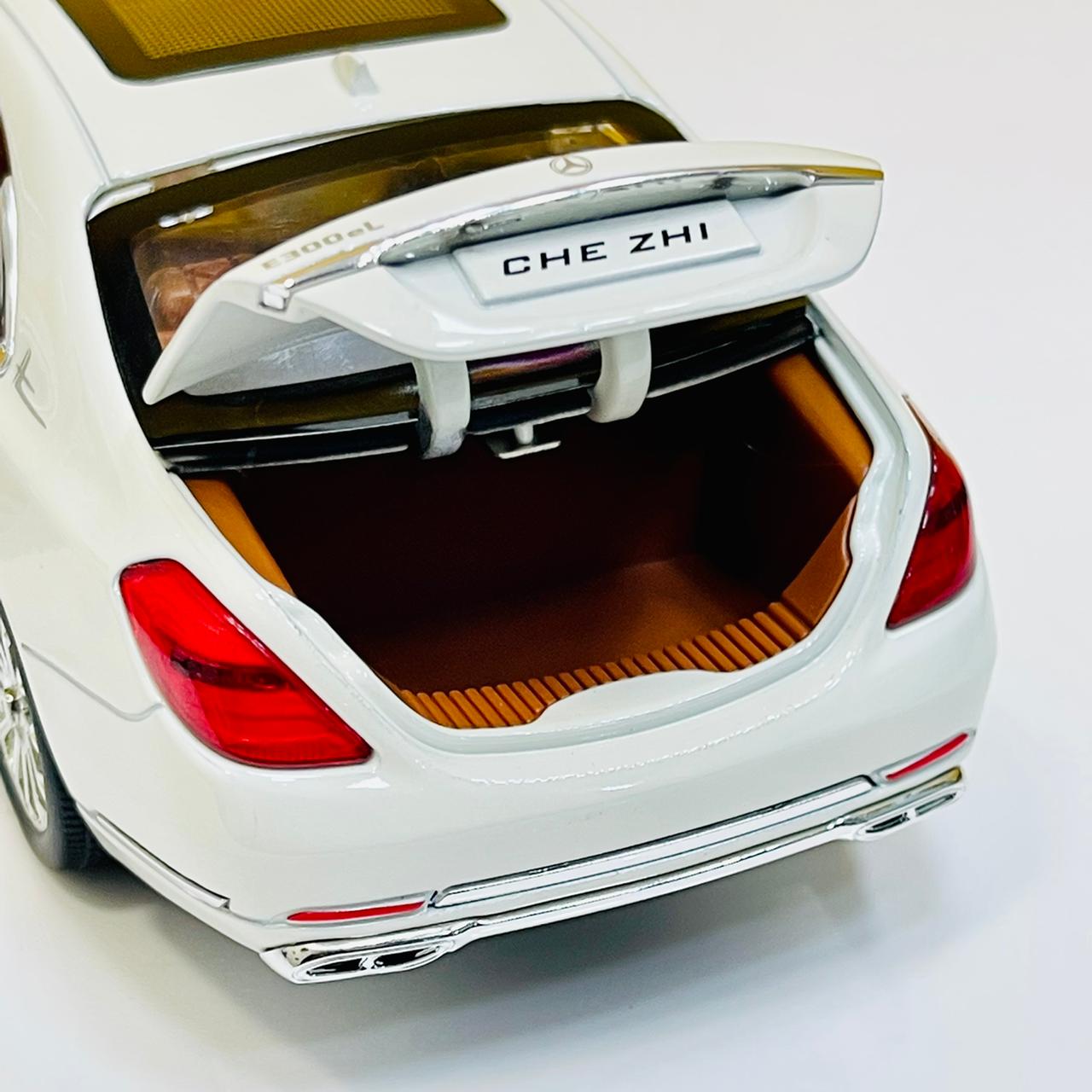 1:24 Diecast Mercedes-Benz E300EL