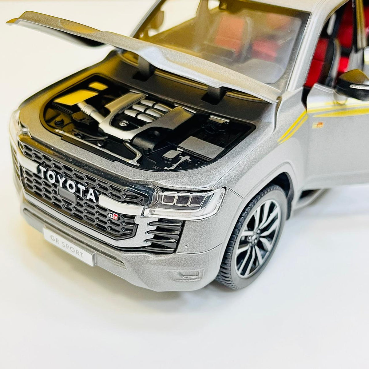 1:24 Diecast Toyota Land Cruiser GR Sport With Miniature