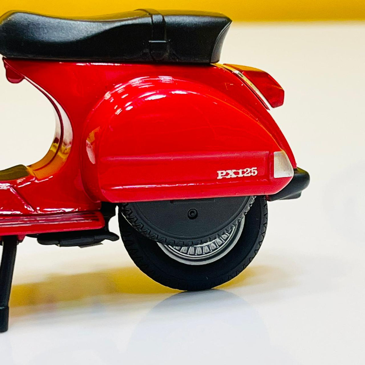 Welly 1:18 Diecast 2016 Vespa PX Model