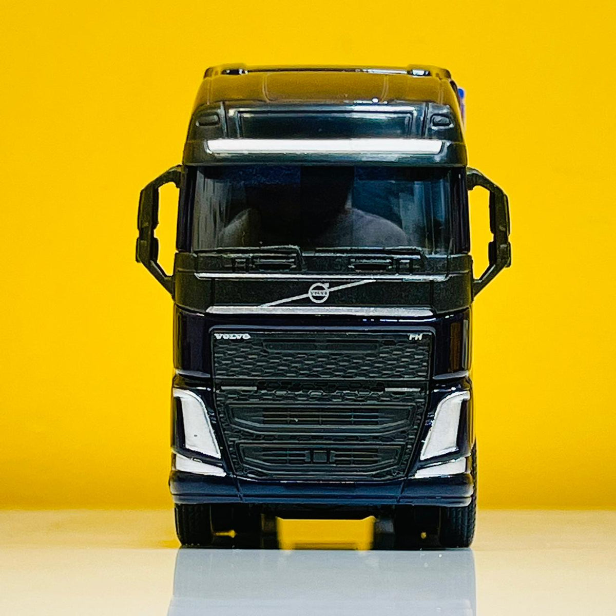 Welly 1:64 Diecast Logistics Service Transporter Truck