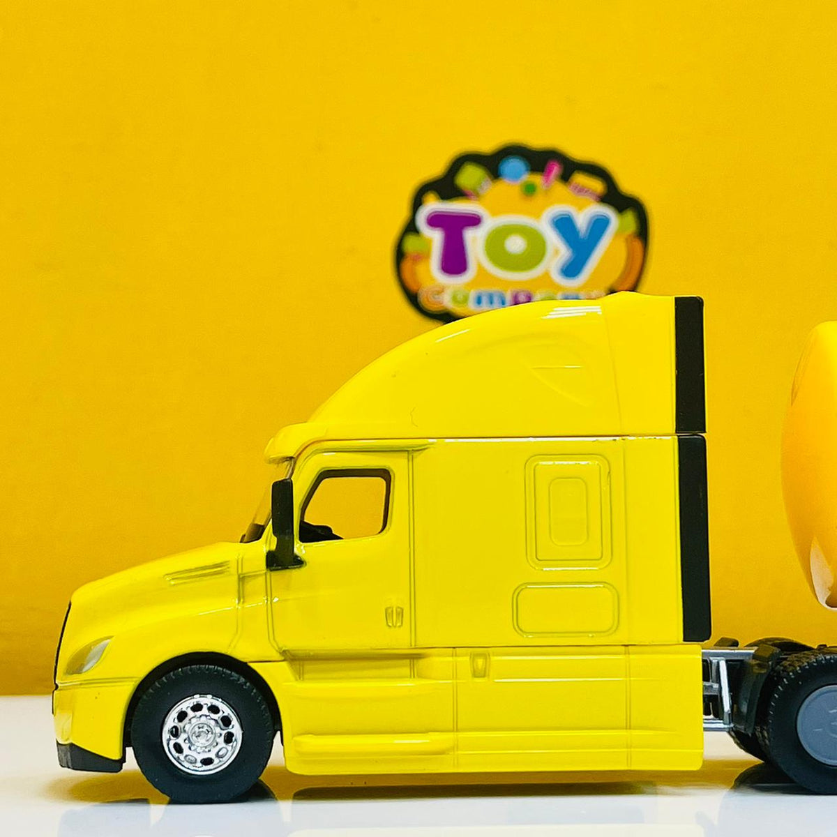 Welly 1:64 Diecast Freight-liner Eco Transporter Truck