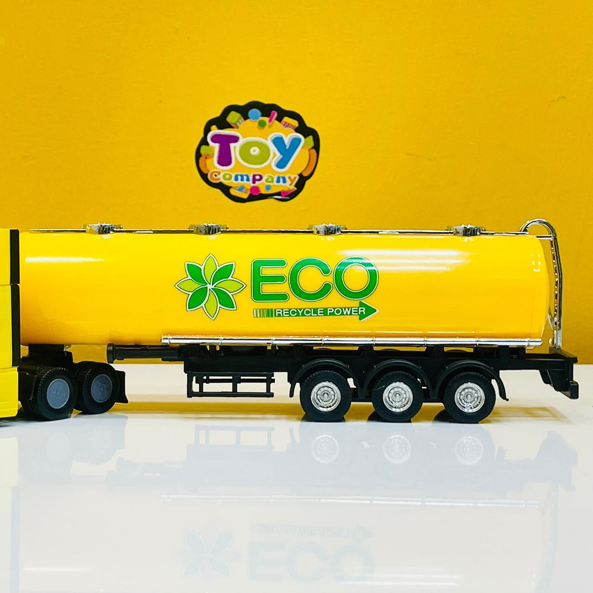 Welly 1:64 Diecast Freight-liner Eco Transporter Truck