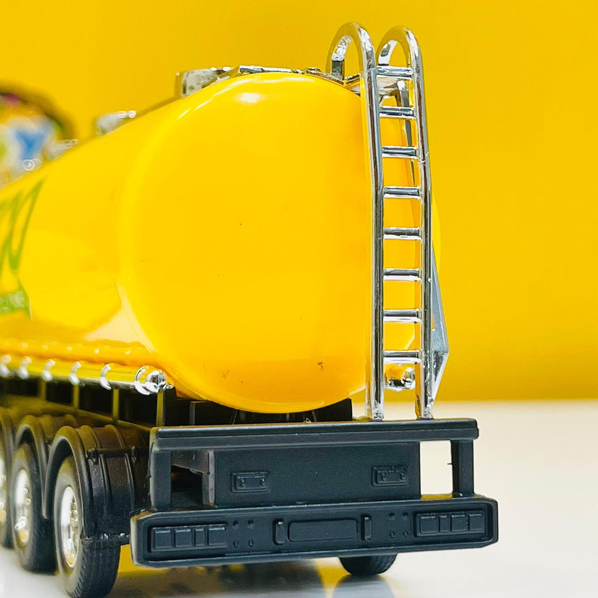Welly 1:64 Diecast Freight-liner Eco Transporter Truck
