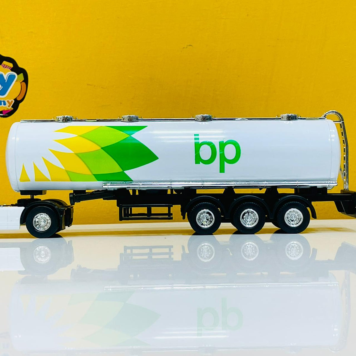 Welly 1:64 Diecast BP Oil Tanker