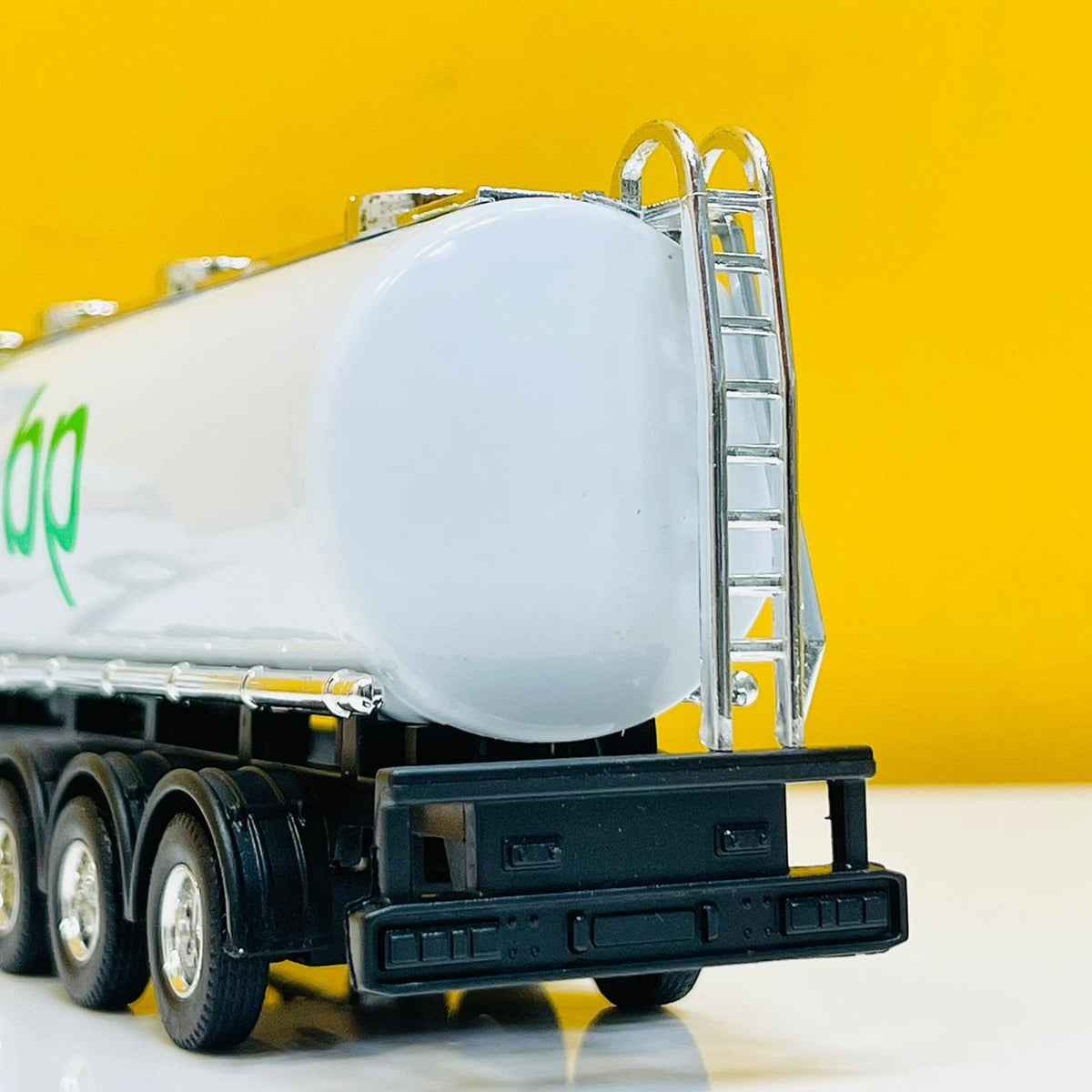 Welly 1:64 Diecast BP Oil Tanker