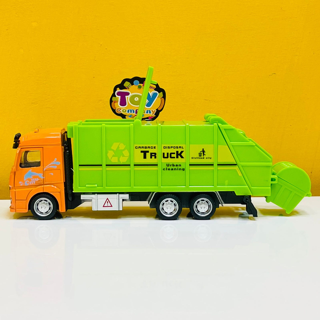 Metal Cabin 6 Wheels Garbage Container Truck