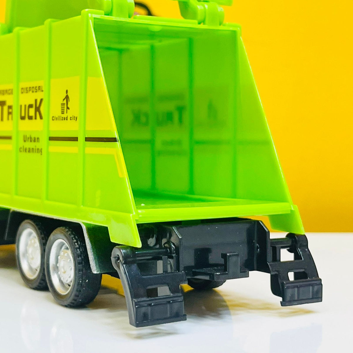 Metal Cabin 6 Wheels Garbage Container Truck