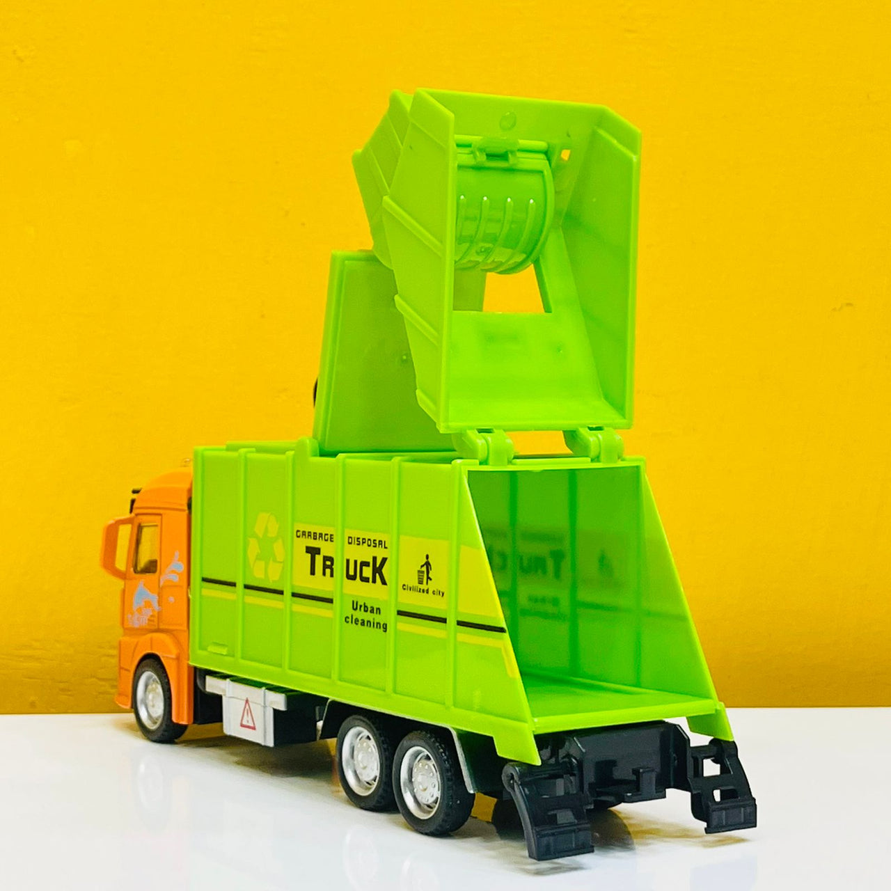 Metal Cabin 6 Wheels Garbage Container Truck
