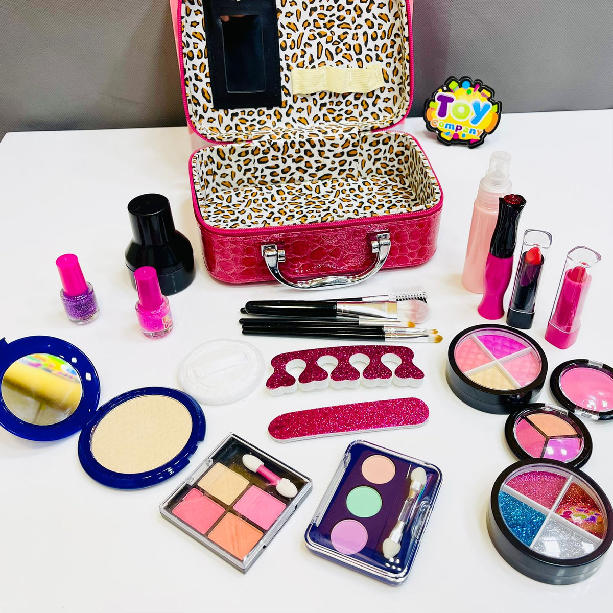 Realistic The Pretty Girl Makeup Box