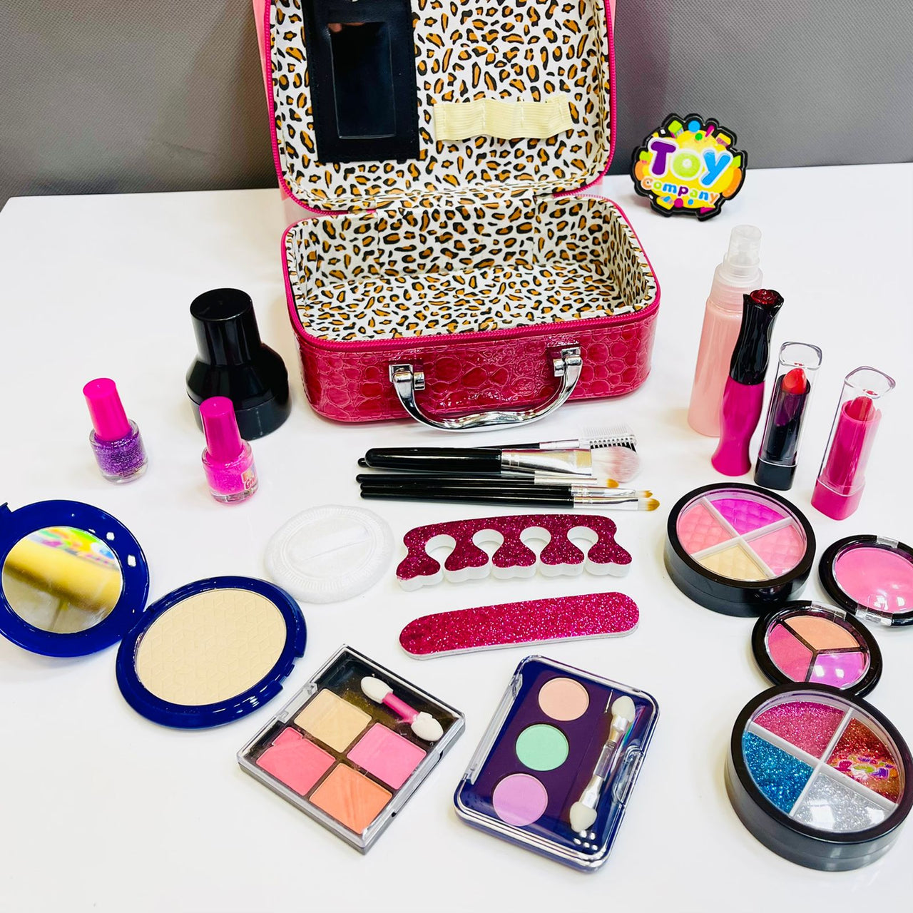 Realistic The Pretty Girl Makeup Box