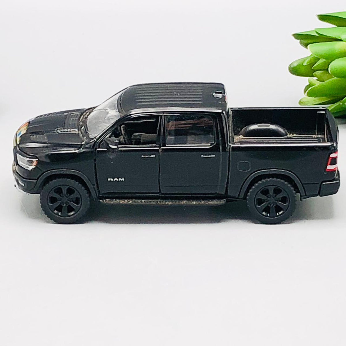 Kinsmart 2019 Dodge RAM 1500-Minor Fault