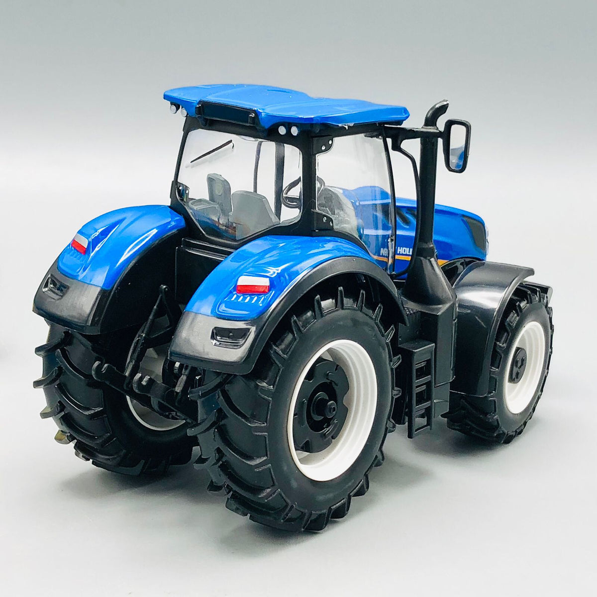 Bburago 1:32 Diecast Holland Tractor With Trailer