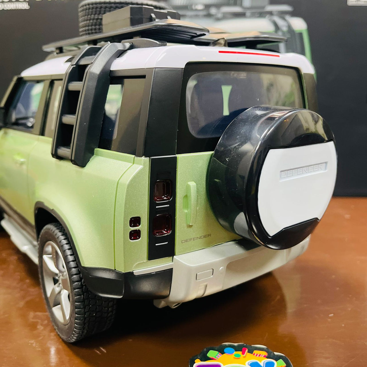 2.4GHz 1:12 RC Land Rover Defender 90 Model