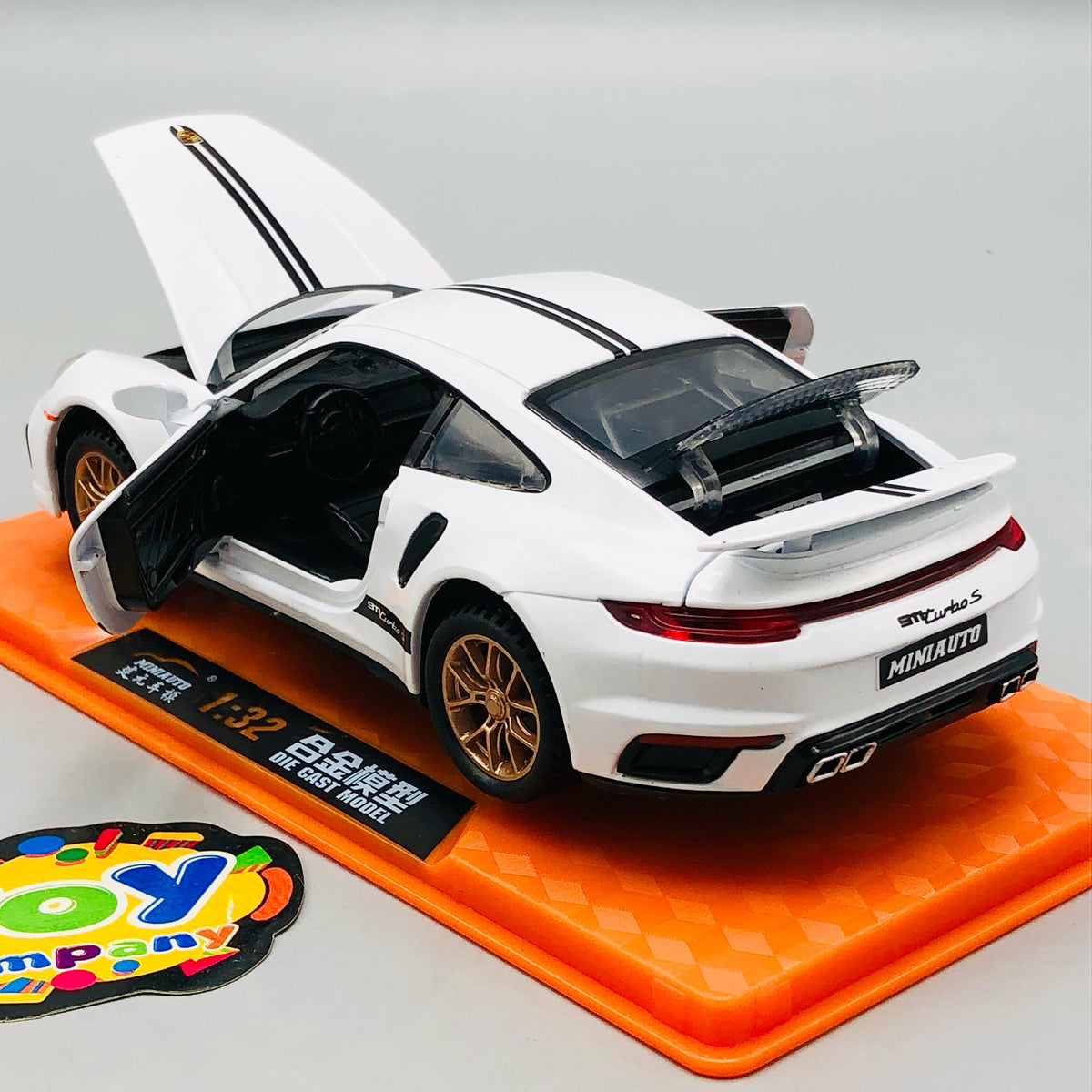 1:32 Diecast Porsche 911 Turbo S With Acrylic Display Box - White