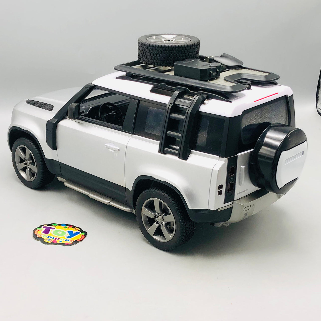 2.4GHz 1:12 RC Land Rover Defender 90 Model