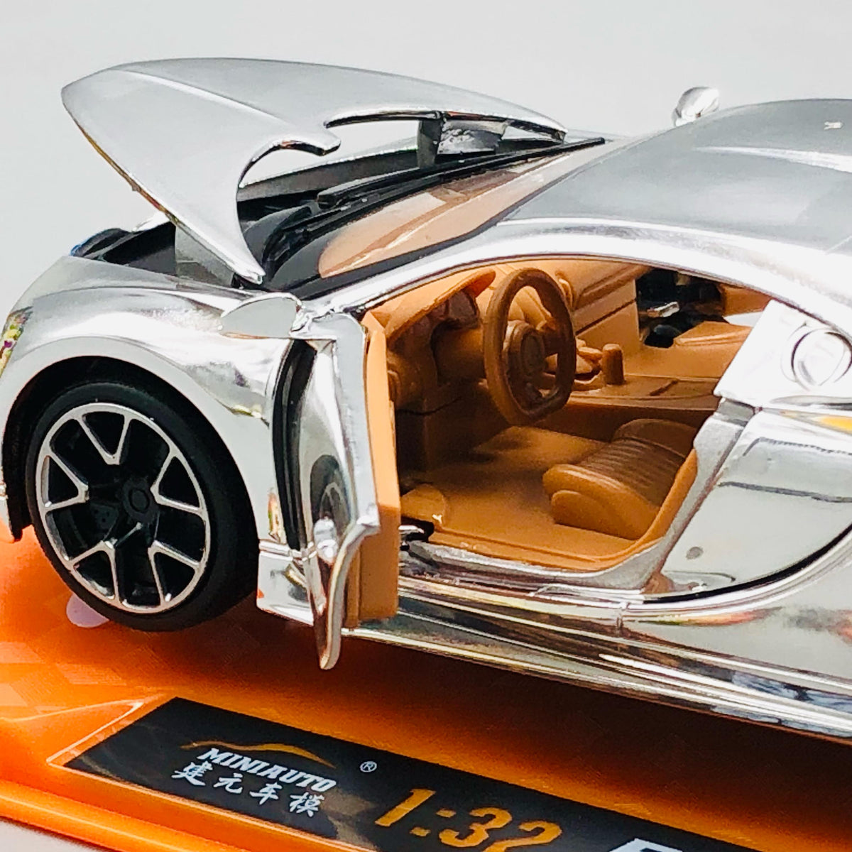 1:32 Diecast Bugatti Chiron With Acrylic Display Box - Glossy Silver