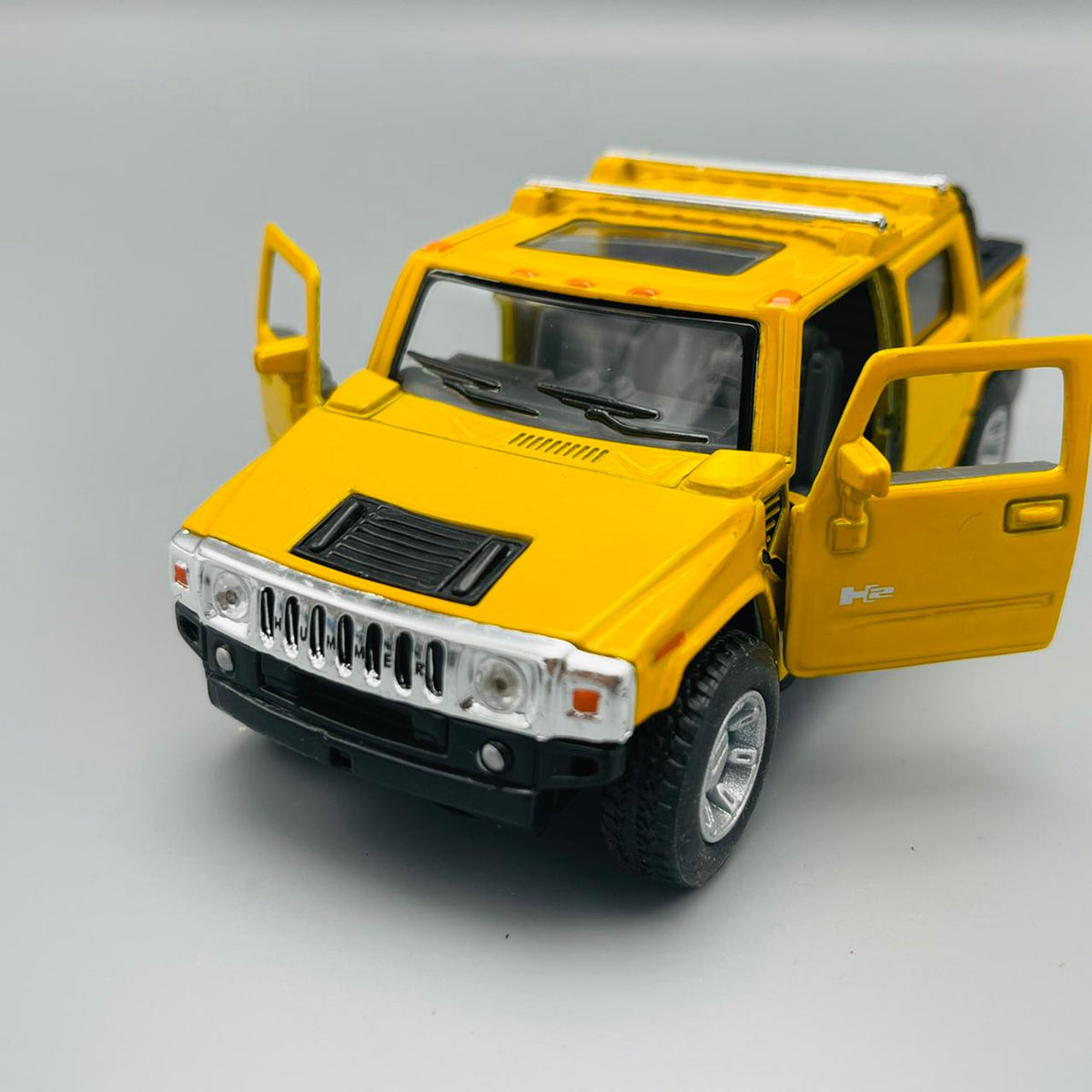 Kinsmart Metal Body 2005 Hummer H2 SUT