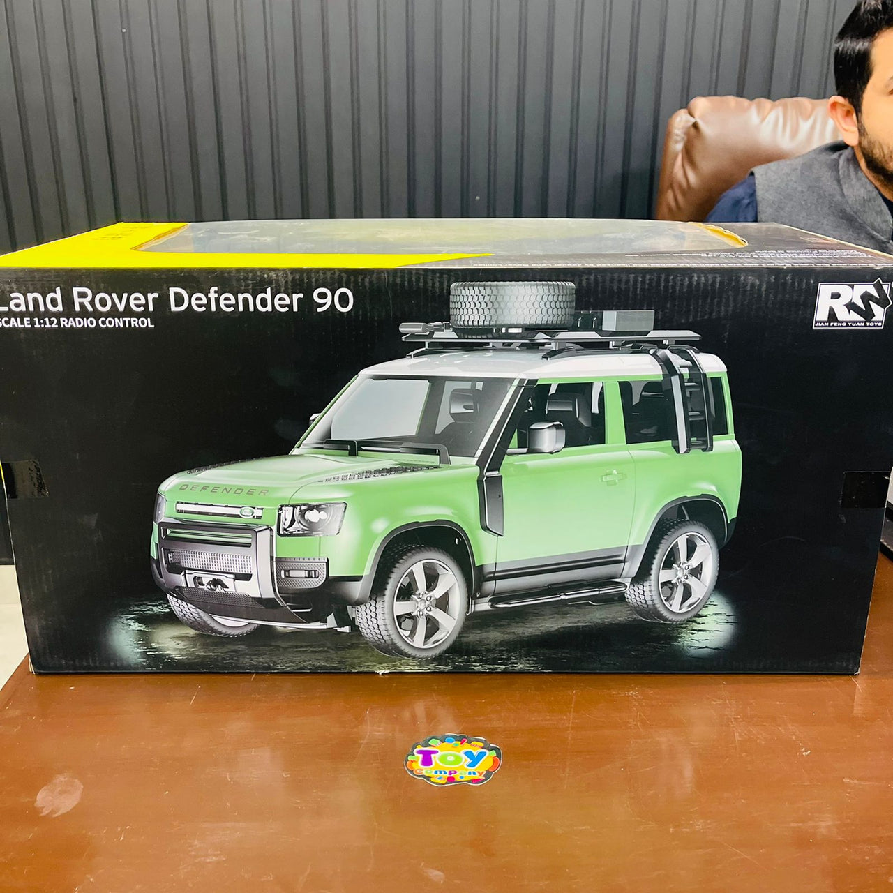 2.4GHz 1:12 RC Land Rover Defender 90 Model