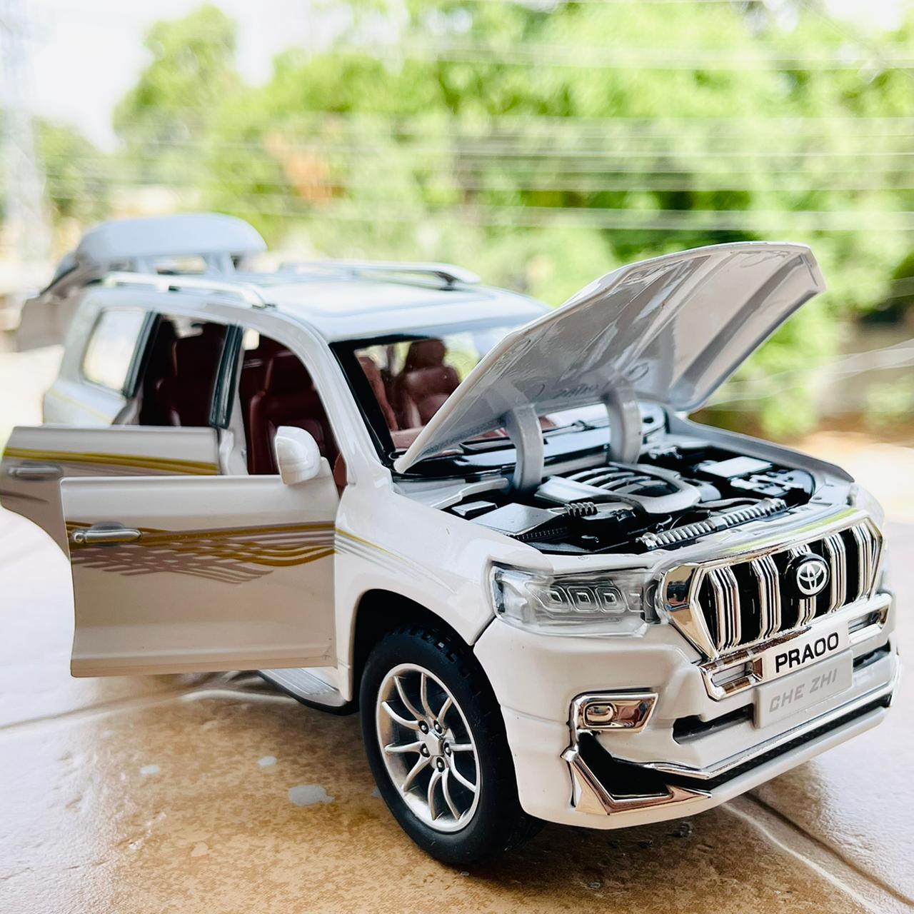 Diecast 1:24 Scale Land Cruiser Prado TX