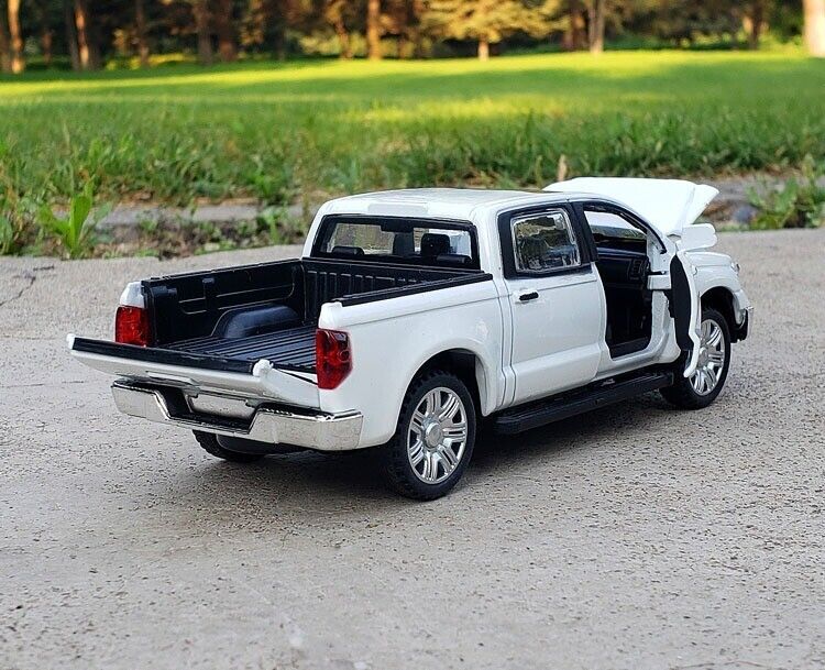 1:32 Diecast Toyota Tundra Pickup Model