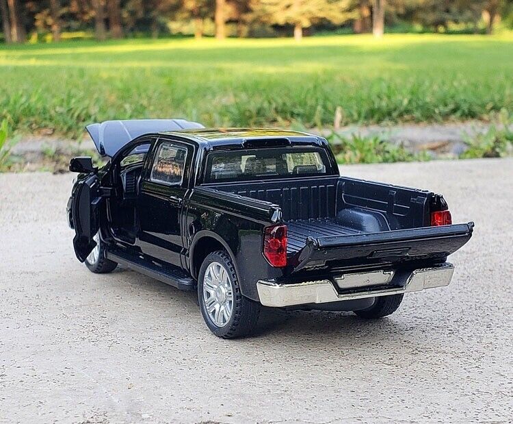 1:32 Diecast Toyota Tundra Pickup Model