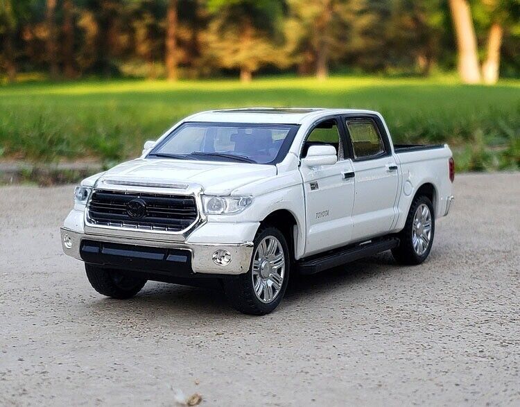 1:32 Diecast Toyota Tundra Pickup Model
