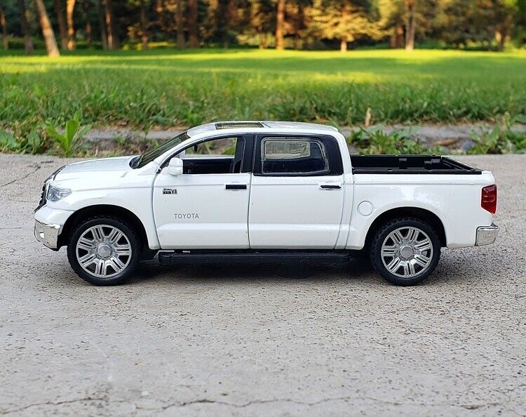 1:32 Diecast Toyota Tundra Pickup Model