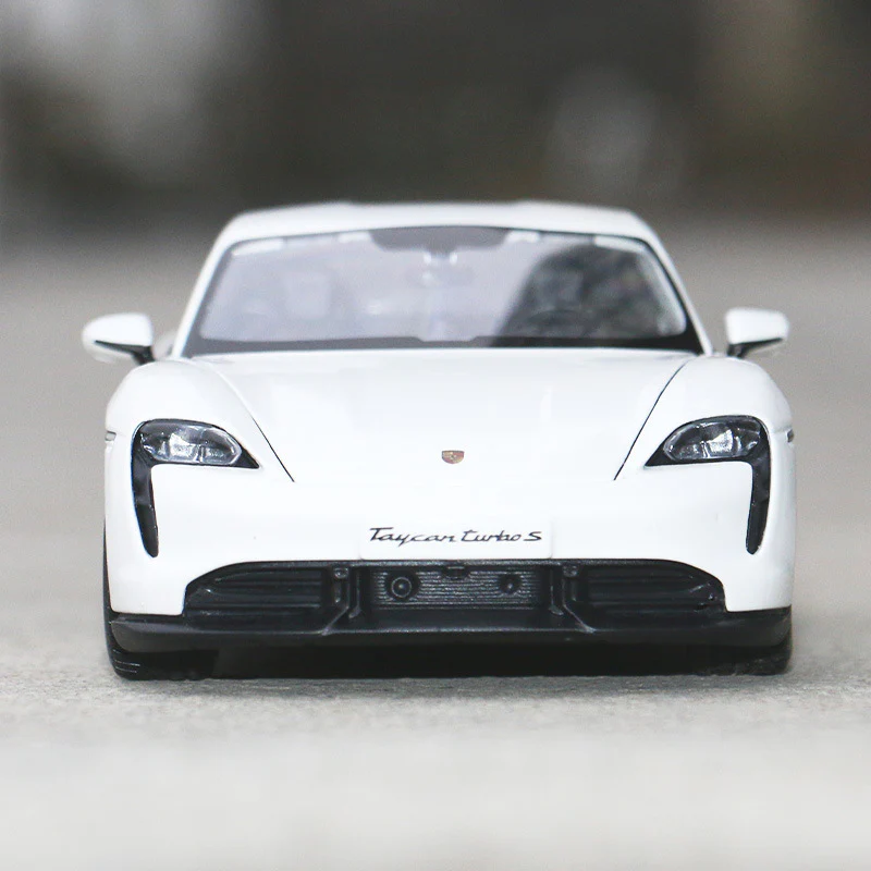 Bburago 1:24 Porsche Taycan Turbo S Model