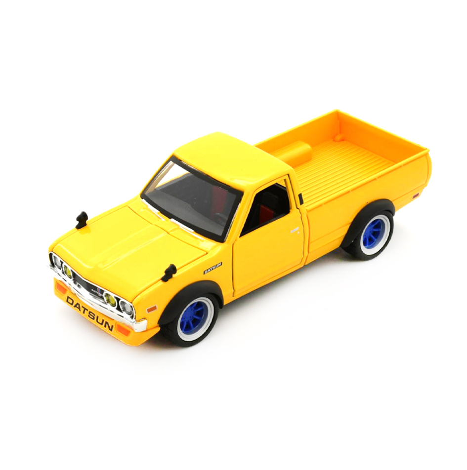Maisto 1/24 Diecast Datsun Pick-up Truck